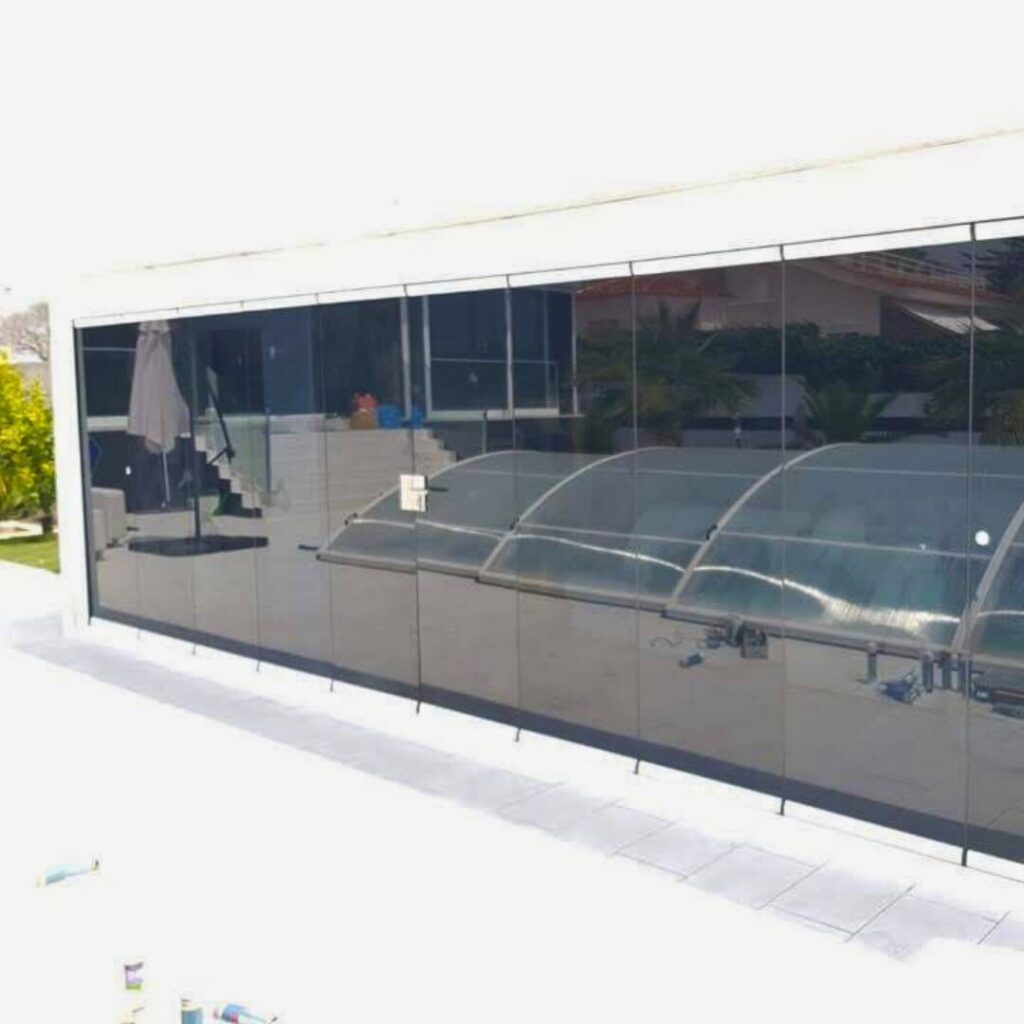 Cerramiento de terraza con perfilería oculta fabricado en Madrid